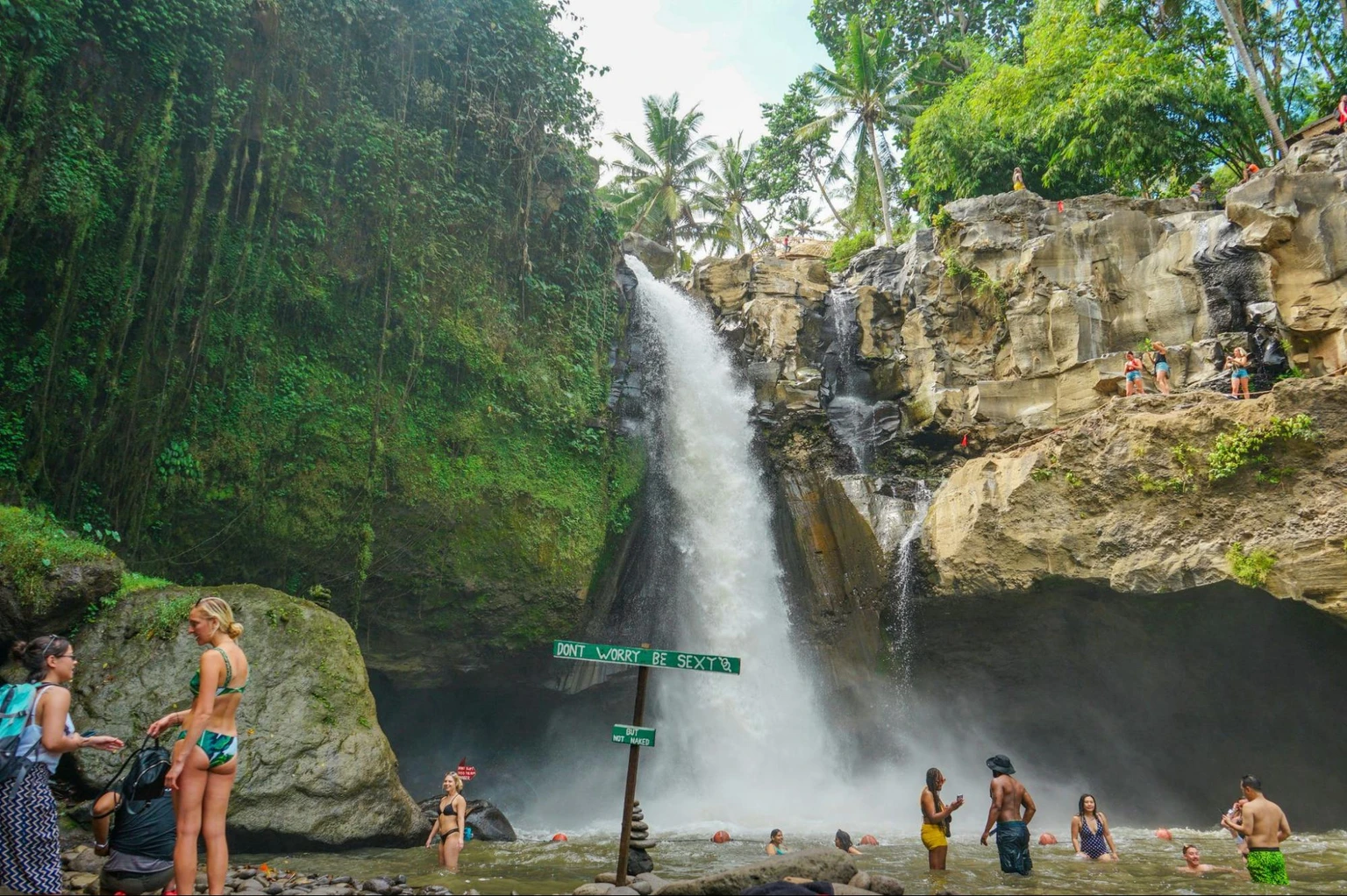 tegenungan waterfall