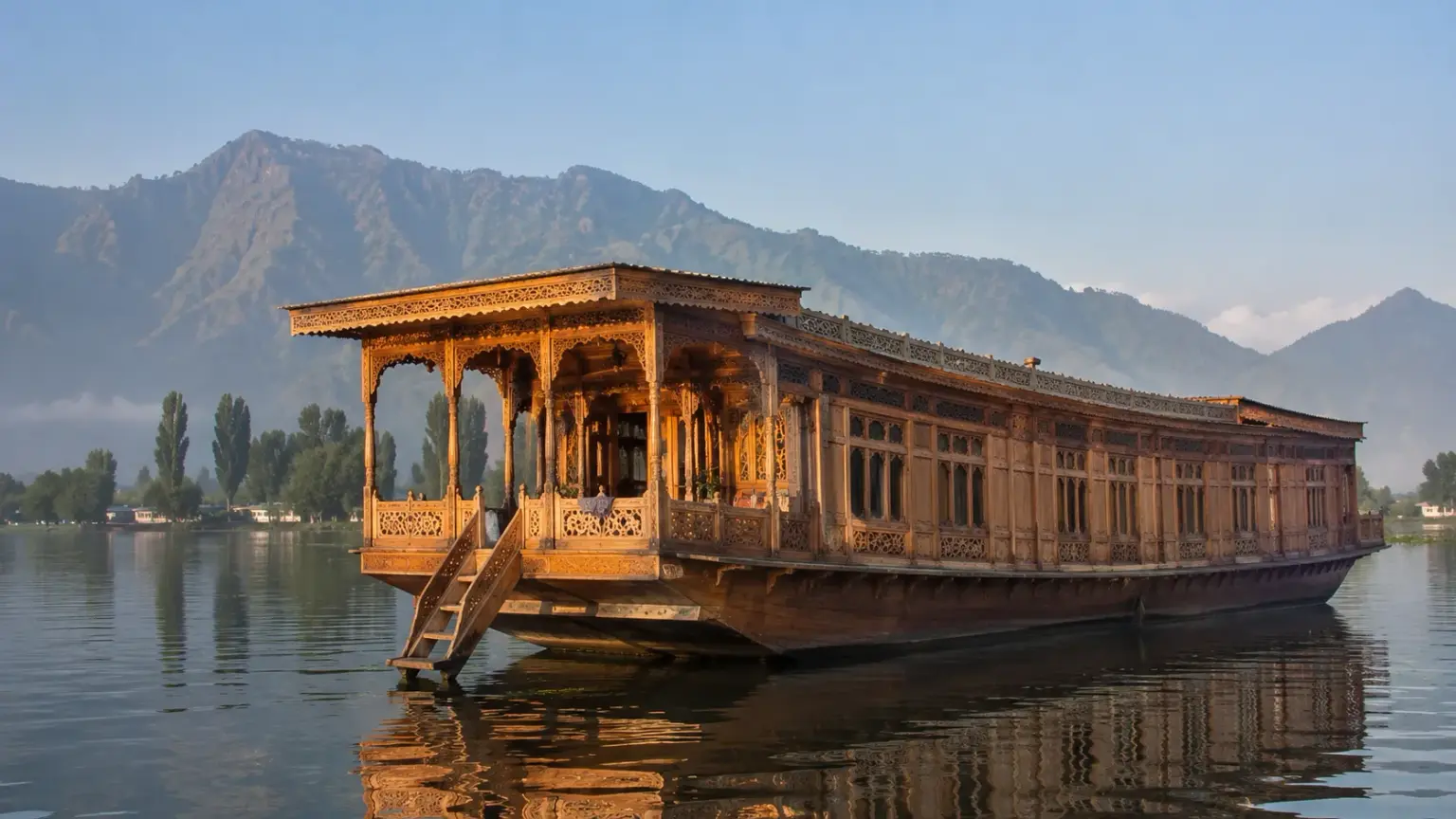 Houseboat in Kashmir visitor guide