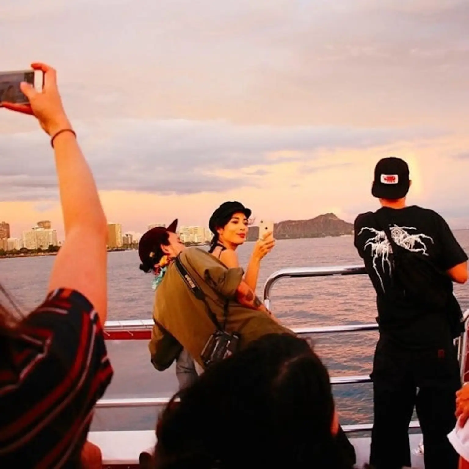 Honolulu: Sunset Waikiki Glass Bottom Boat Tour