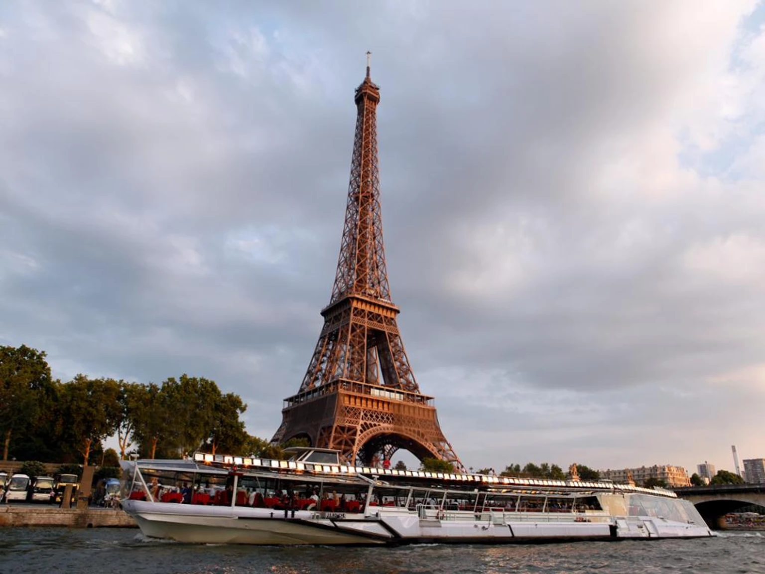 Food cruise with Bateaux Mouches