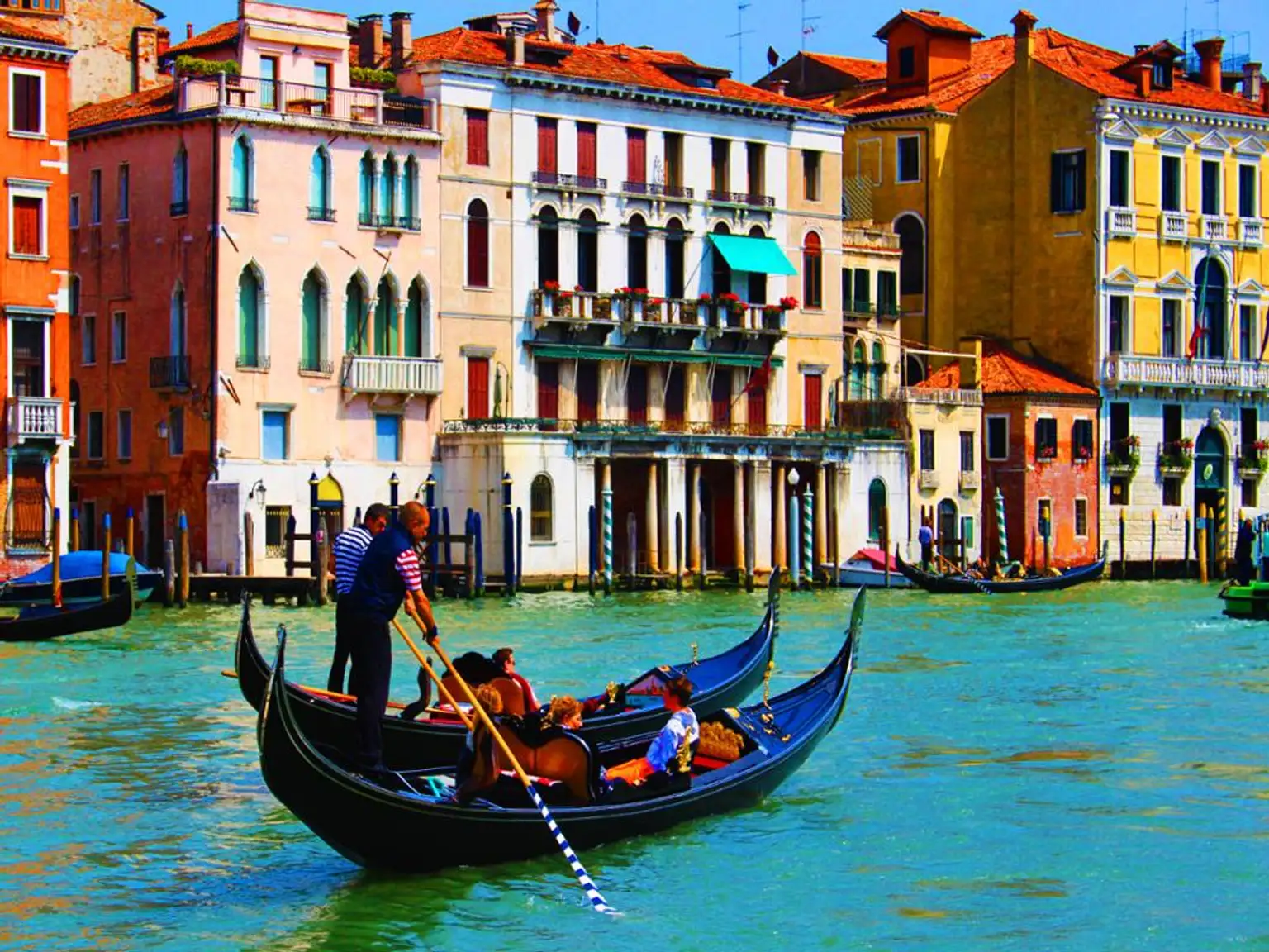  Romantic Gondola Ride on the Grand Canal with Live Commentary