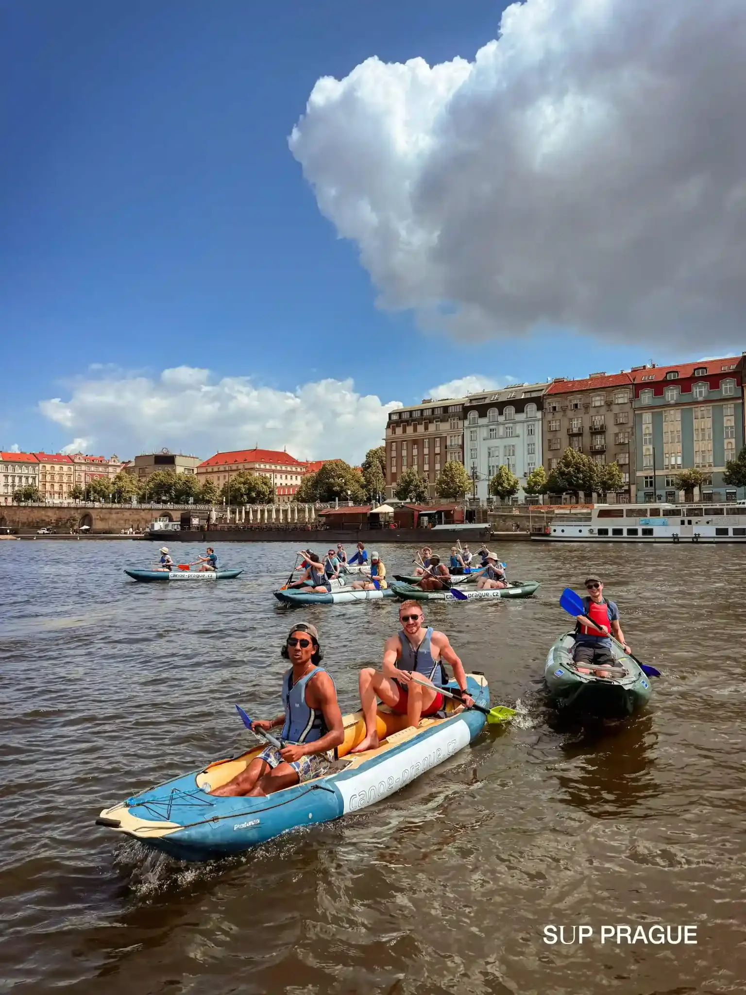 Prague: Guided Canoe Tour with final local surprise