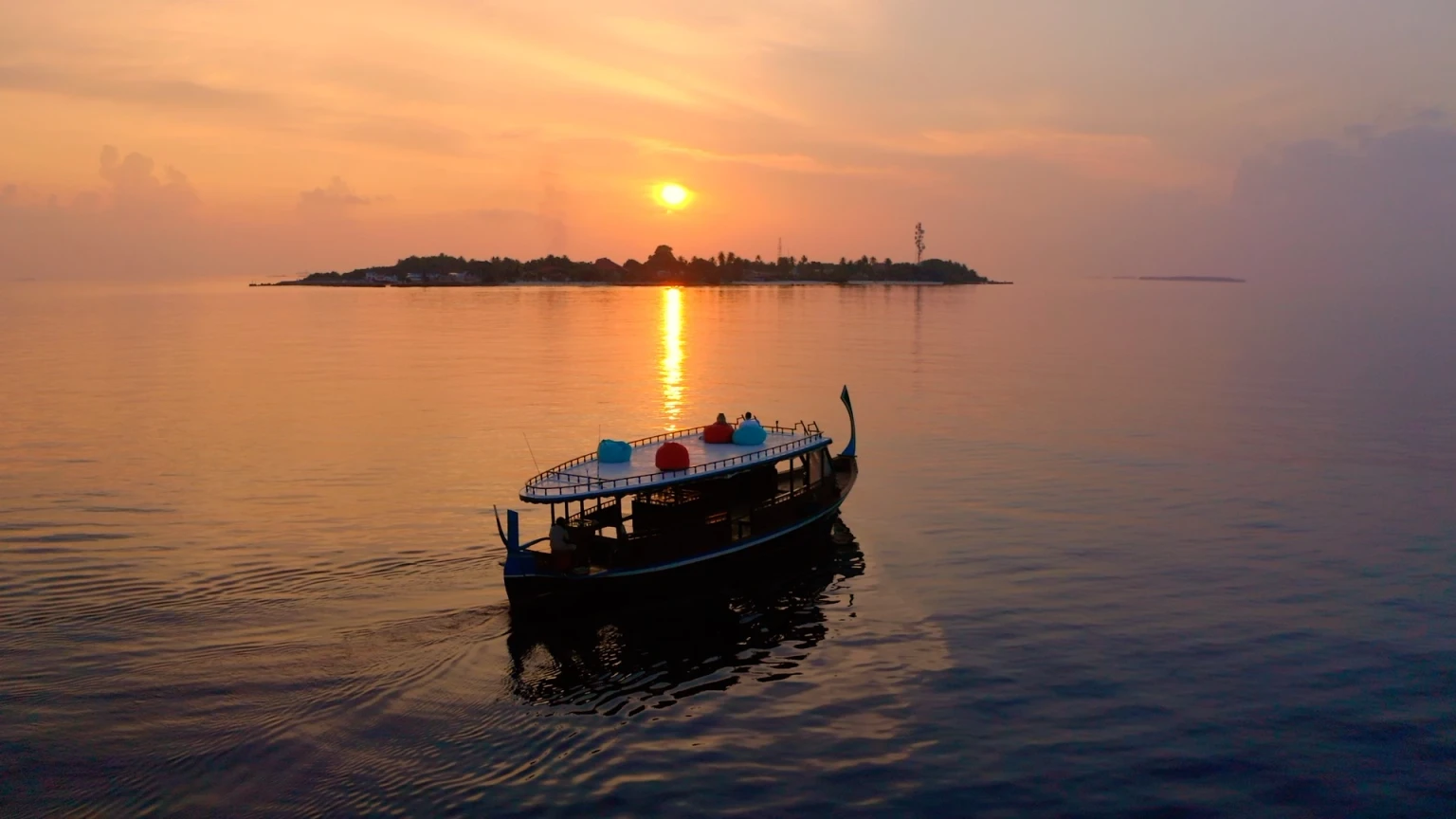 Day at leisure or optional Sunset Cruise to explore the islands. Assuring the finest views, cruising in a dhoni will allow guests mesmerizing sights and the natural beauty of life in the tropics.