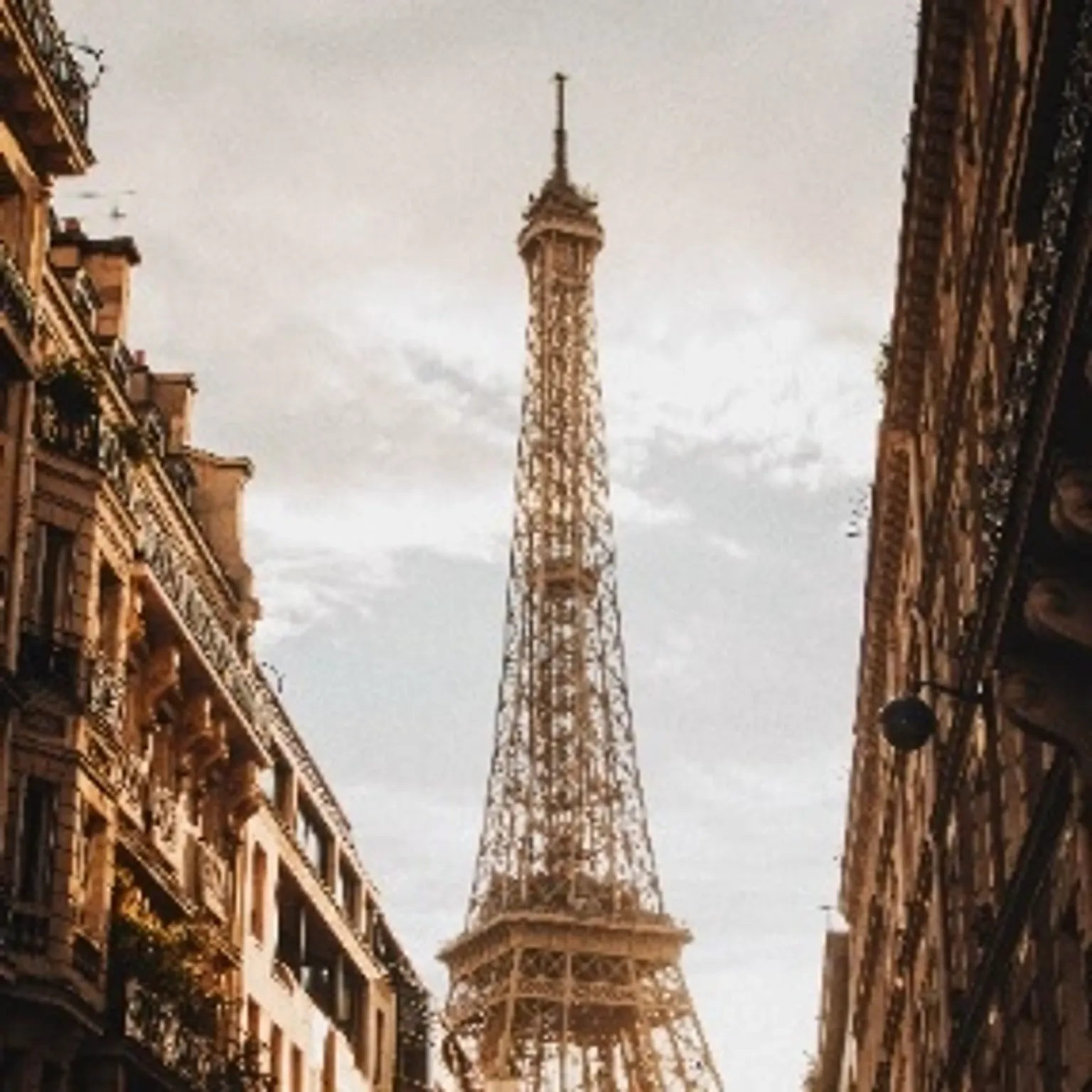 "Stunning holiday packages showcasing vibrant European destinations and cultural experiences."