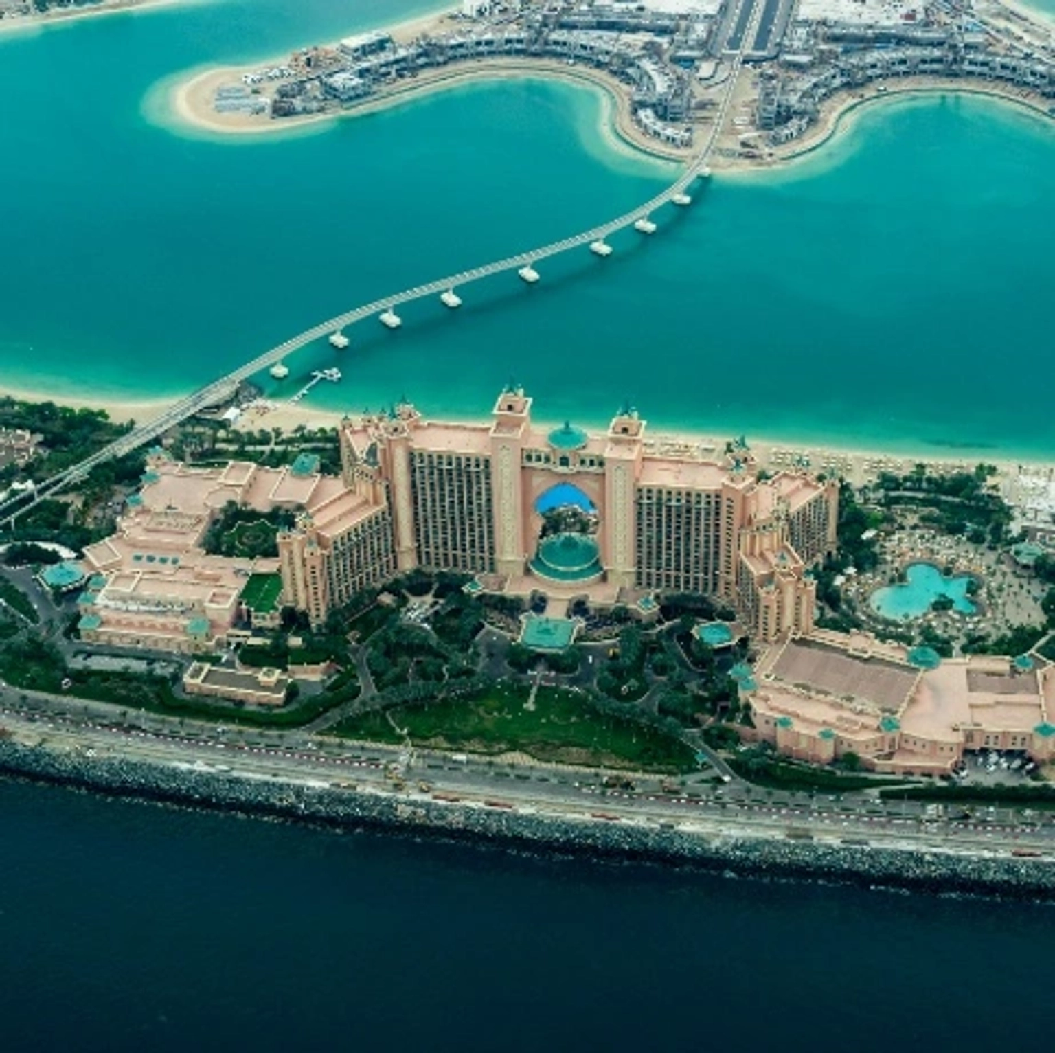 Luxurious holiday packages showcasing stunning attractions and experiences in Dubai.