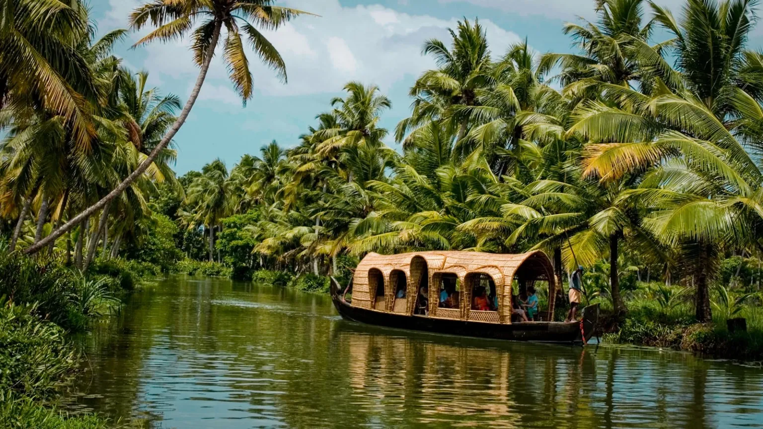 kerala_alleppey_backwater_houseboat_ht_category_pages_29ezCWtMtnM.jpg