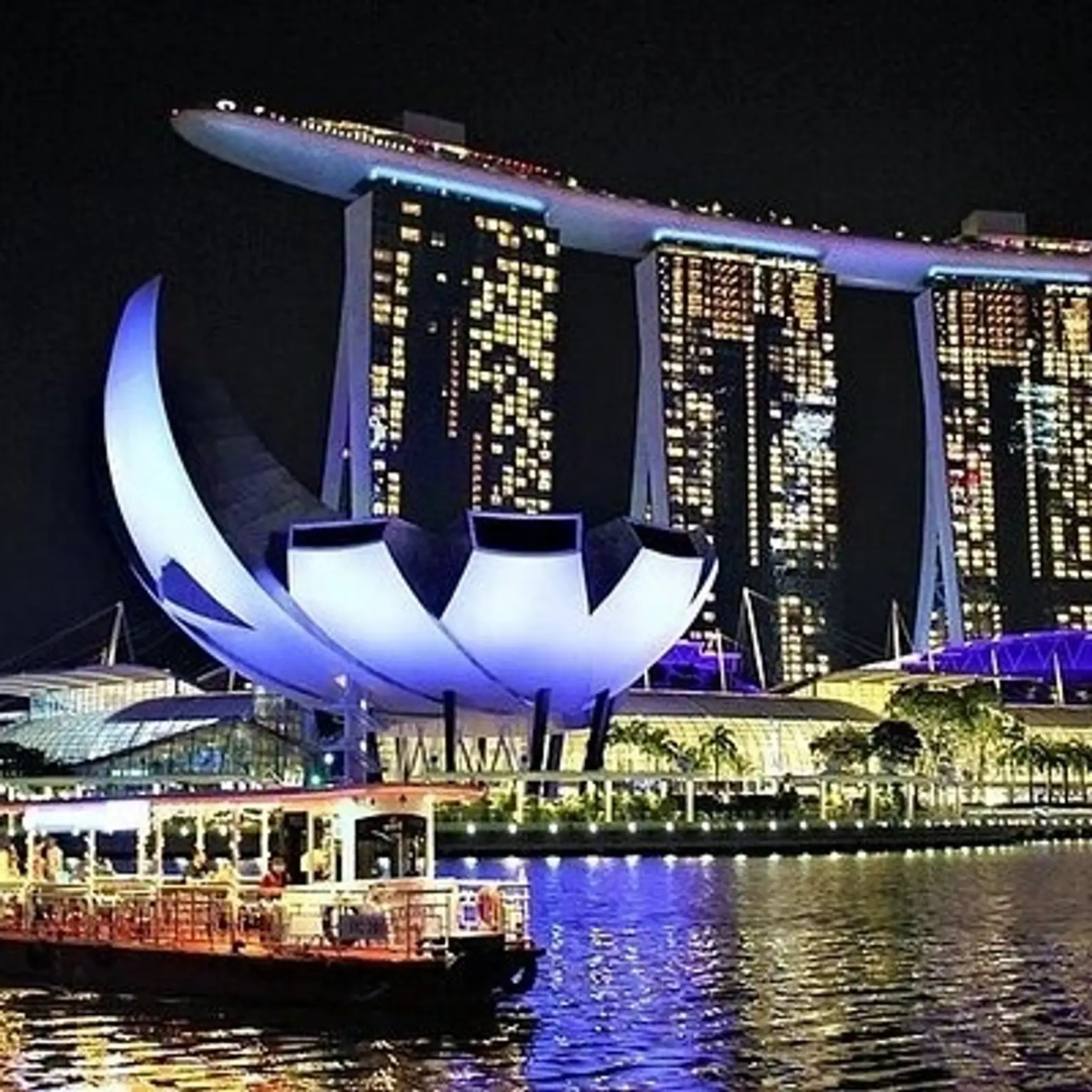 Holiday packages featuring iconic attractions and experiences in Singapore.
