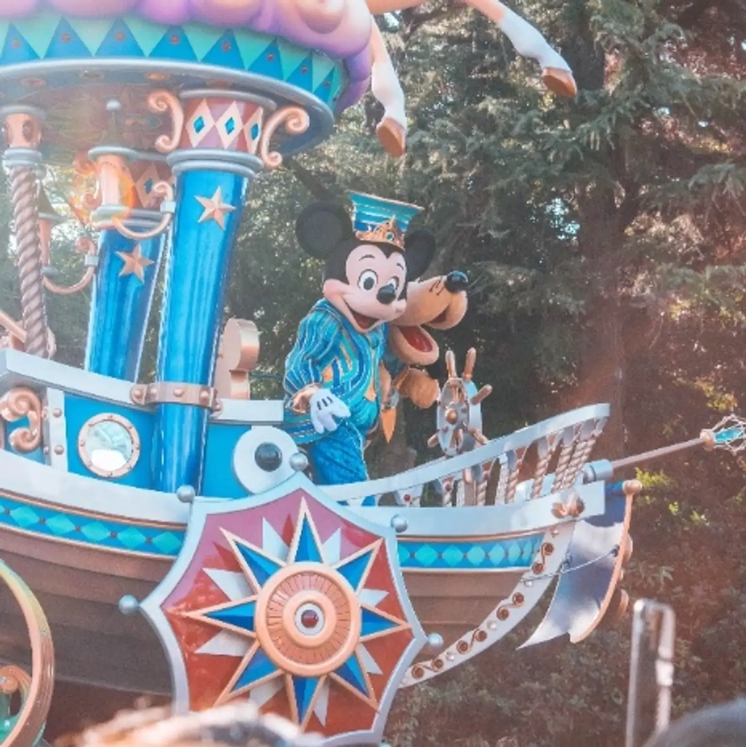 Holiday packages featuring various scenic destinations in Europe, highlighting cultural experiences and adventure activities.