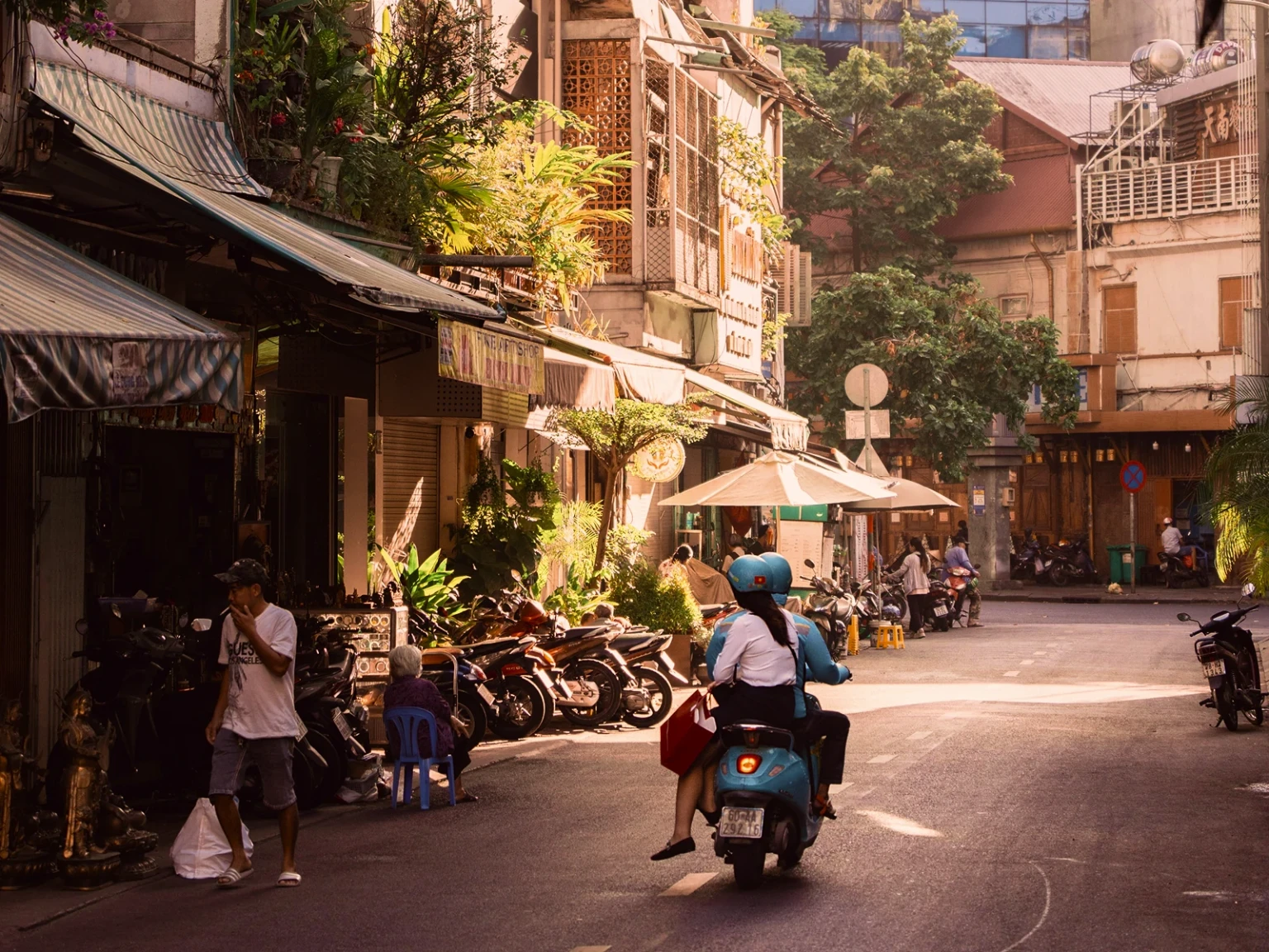 Vietnamese Drive & Romance